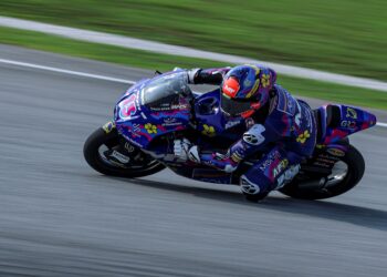 Pelumba pasukan AEON Credit MT Helmets MSI, Muhammad Hakim Danish Ramli menjalani sesi latihan kedua kelas Moto 3 pada Petronas Grand Prix of Malaysia 2026 (MotoGP) di Litar Antarabangsa Sepang di sini hari ini. - UTUSAN/AMIR KHALID