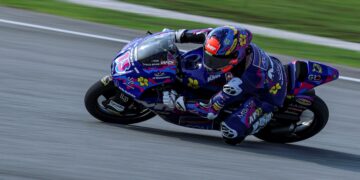 Pelumba pasukan AEON Credit MT Helmets MSI, Muhammad Hakim Danish Ramli menjalani sesi latihan kedua kelas Moto 3 pada Petronas Grand Prix of Malaysia 2026 (MotoGP) di Litar Antarabangsa Sepang di sini hari ini. - UTUSAN/AMIR KHALID