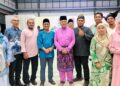 HAMZAH Zainuddin (tengah) bersama tetamu pada Kenduri Kesyukuran Parlimen Larut sempena majlis perkahwinan di Sungai Bayor di Larut semalam. - UTUSAN/WAT KAMAL ABAS