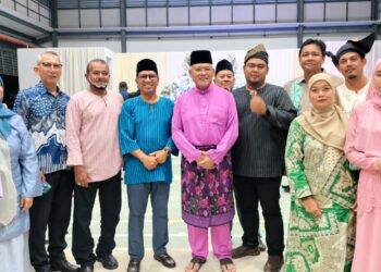 HAMZAH Zainuddin (tengah) bersama tetamu pada Kenduri Kesyukuran Parlimen Larut sempena majlis perkahwinan di Sungai Bayor di Larut semalam. - UTUSAN/WAT KAMAL ABAS
