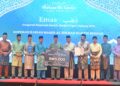 WAN Rosdy Wan Ismail (tengah) menyampaikan Anugerah Koperasi Kariah Masjid Terbaik Negeri Pahang 2026 kepada Koperasi Kariah Masjid Al-Hikmah Rompin Berhad di Pekan, Pahang.