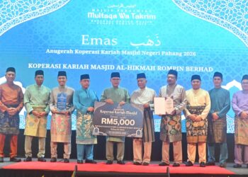 WAN Rosdy Wan Ismail (tengah) menyampaikan Anugerah Koperasi Kariah Masjid Terbaik Negeri Pahang 2026 kepada Koperasi Kariah Masjid Al-Hikmah Rompin Berhad di Pekan, Pahang.