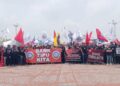 LEBIH 200 ahli Kesatuan Kebangsaan Pekerja-Pekerja Bank (NUBE) berhimpun di Dataran Putra, Putrajaya.