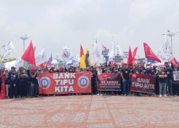 LEBIH 200 ahli Kesatuan Kebangsaan Pekerja-Pekerja Bank (NUBE) berhimpun di Dataran Putra, Putrajaya.