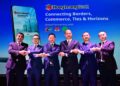 KEVIN Lam (tiga dari kiri) bersama Timbalan Presiden UnionPay International, Carlson Li (tengah) dan Andrew Jong (dua dari kiri) selepas majlis perkenalan kemudahan pembayaran kod QR itu di Sofitel Kuala Lumpur Damansara.
