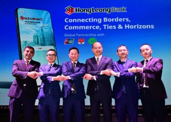 KEVIN Lam (tiga dari kiri) bersama Timbalan Presiden UnionPay International, Carlson Li (tengah) dan Andrew Jong (dua dari kiri) selepas majlis perkenalan kemudahan pembayaran kod QR itu di Sofitel Kuala Lumpur Damansara.
