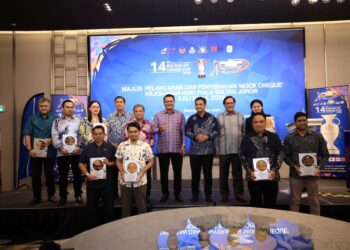Mohd. Hairi Mad Shah (tengah) bersama barisan penaja pada Majlis Pelancaran SOJC di Hotel Novotel, Johor Bahru, hari ini.