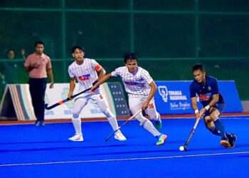 AKSI antara TNB Thunderstars menentang TNB Thunderbolts di padang Uniten Bangi, semalam. - IHSAN MHC