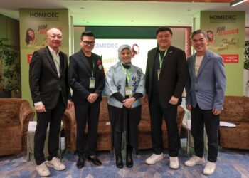 PRESIDEN CIS dan Penganjur HOMEDEC, Datuk Vincent Lim (dari kiri) bersama Presiden PAM, Ar IDr Dexter Koh; Presiden MIID, Profesor IDr Norshafina Ibrahim; Presiden MIIP, Elvin Tay dan Presiden SWEDA, Yap Ming Sin bergambar selepas sesi dialog industri HOMEDECares, "Renovation Price Wars: Where Does It End?” di Pusat Konvensyen Kuala Lumpur di sini hari ini. - UTUSAN/AMIR KHALID