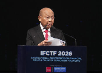 AZMAN Hashim berucap pada Persidangan Antarabangsa mengenai Jenayah Kewangan dan Pembiayaan Keganasan (IFCTF) 2026 di Pusat Konvensyen Kuala Lumpur, hari ini. - UTUSAN/SHIDDIEQIIN ZON