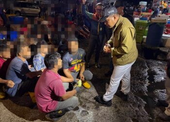 SEBAHAGIAN warga asing yang ditahan dalam serbuan oleh JIM Perak di Ipoh malam tadi.