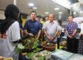 AHMAD Samsuri Mokhtar (tengah) mengiringi Tengku Muhammad Ismail Sultan Mizan Zainal Abidin (dua dari kiri) melawat reruai pameran semasa Seminar Biodiversiti Terengganu di Wisma Darul Iman, Kuala Terengganu, Terengganu. - UTUSAN/PUQTRA HAIRRY