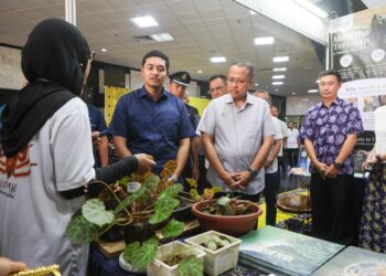 AHMAD Samsuri Mokhtar (tengah) mengiringi Tengku Muhammad Ismail Sultan Mizan Zainal Abidin (dua dari kiri) melawat reruai pameran semasa Seminar Biodiversiti Terengganu di Wisma Darul Iman, Kuala Terengganu, Terengganu. - UTUSAN/PUQTRA HAIRRY