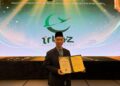 AMZARI Jaafar menerima lesen pengelola jemaah haji daripada Tabung Haji bagi pihak Irkaz Travel.
