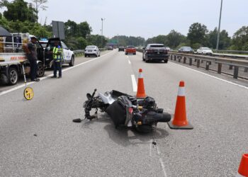 KEADAAN motosikal yang terlibat kemalangan di Kilometer 286.5, Lebuhraya Utara-Selatan arah selatan, Ipoh.