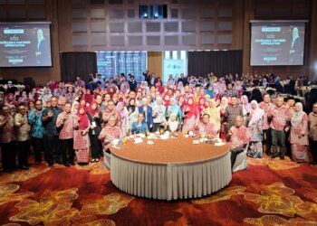 Tetamu kenamaan merakam gambar kenangan sempena KPTM Excellence Partners Appreciation 2026 di Kuala Lumpur.