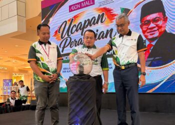 MOHAMAD Zamzani Ibrahim (kanan) bersama Hilmi Abdullah (tengah) melakukan gimik perasmian  sempena Program Hari Alam Sekitar Negara (HASN) Peringkat Negeri Kelantan di Kota Bharu, Kelantan. - UTUSAN/ ROSLIZA MOHAMED