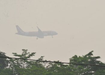 SEBUAH pesawat melakukan pendaratan dalam keadaan cuaca jerebu di Lapangan Terbang Antarabangsa Senai disini. UTUSAN/RAJA JAAFAR ALI