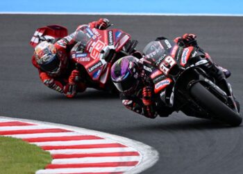 Jorge Martin (depan) dan Marc Marquez bersaing sengit semasa perlumbaan Grand Prix Jepun, minggu lalu. - AFP