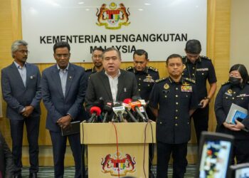 ANTHONY Loke ketika sidang akhbar di Kementerian Pengangkutan, Putrajaya. - UTUSAN/FAISOL MUSTAFA