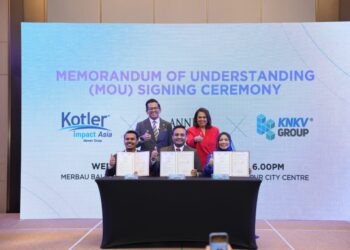 Majlis MoU KNKV bersama rakan strategik yang disempurnakan Adam (tengah) sempena program KNKV Branding & Marketing War 2027 di Kuala Lumpur. Turut kelihatan Mohd Shahar (belakang, kiri) dan Dr. Zurainah.