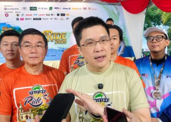 WONG Kah Woh bercakap kepada pemberita pada acara berbasikal The Heritage Ride Taiping di Dataran Warisan di Taiping hari ini.