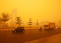 LANGIT bertukar oren di Palangkaraya semalam. - AFP