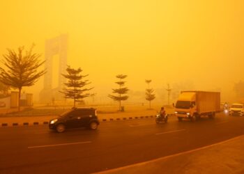 LANGIT bertukar oren di Palangkaraya semalam. - AFP