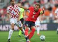 PENYERANG England, Harry Kane (kanan) bergelut dengan pemain tengah Croatia, Mateo Kovacic ketika aksi Liga Negara-Negara UEFA di Stadium HNK Rijeka, semalam. - AFP
