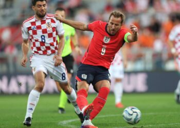 PENYERANG England, Harry Kane (kanan) bergelut dengan pemain tengah Croatia, Mateo Kovacic ketika aksi Liga Negara-Negara UEFA di Stadium HNK Rijeka, semalam. - AFP