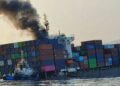 ASAP kelihatan selepas sebuah kapal kontena Singapura karam terkena periuk api di Selat Hormuz. - Media Sosial