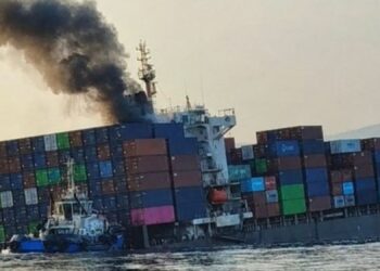 ASAP kelihatan selepas sebuah kapal kontena Singapura karam terkena periuk api di Selat Hormuz. - Media Sosial