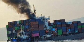 ASAP kelihatan selepas sebuah kapal kontena Singapura karam terkena periuk api di Selat Hormuz. - Media Sosial