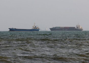 GAMBAR fail dua kapal dagang belayar di Selat Hormuz. - AFP