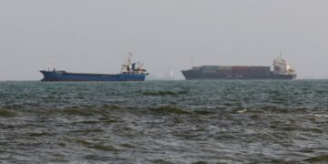 GAMBAR fail dua kapal dagang belayar di Selat Hormuz. - AFP