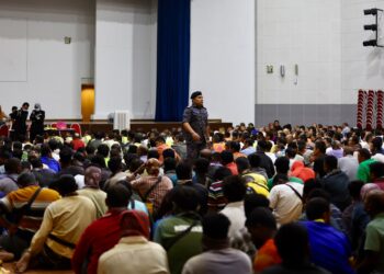 SEBAHAGIAN daripada 630 warga asing yang ditahan dalam Op Mega di Kulim semalam sebelum dikumpulkan di Dewan Utama KDN, Alor Setar. - UTUSAN/ SHAHIR NOORDIN
