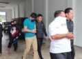 TIGA individu yang ditahan SPRM kerana disyaki memberi dan menerima rasuah bernilai RM155,000 direman lima hari di Mahkamah Majistret Alor Setar, hari ini.