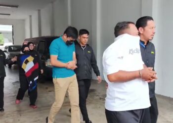TIGA individu yang ditahan SPRM kerana disyaki memberi dan menerima rasuah bernilai RM155,000 direman lima hari di Mahkamah Majistret Alor Setar, hari ini.