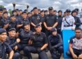 MOHD Alwi Zainal Abidin (tengah) bersama anggota polis sempena Program Advokasi Kesedaran Keselamatan Jalan Raya Tahun 2026 di Taiping hari ini. – UTUSAN/WAT KAMAL ABAS