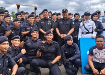 MOHD Alwi Zainal Abidin (tengah) bersama anggota polis sempena Program Advokasi Kesedaran Keselamatan Jalan Raya Tahun 2026 di Taiping hari ini. – UTUSAN/WAT KAMAL ABAS