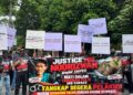 KIRA-kira 100 individu termasuk ahli keluarga, peguam dan pertubuhan masyarakat sivil berhimpun di Parlimen hari ini bagi menyerahkan memorandum menuntut keadilan berhubung kematian Noorizwan Zulkefly, 42, dalam tahanan polis.