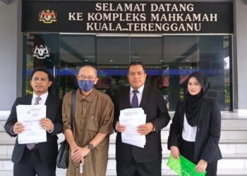 TENGKU Ismail Tengku Ibrahim (dua dari kiri) bersama barisan peguamnya selepas memfailkan saman sivil terhadap dua institusi kewangan di  Mahkamah Tinggi Kuala Terengganu, semalam.