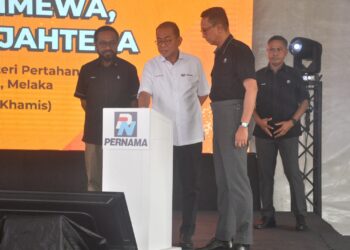 MOHAMED Khaled Nordin meletakkan tapak tangan untuk merasmikan peluncuran HITS di Kem Terendak, Melaka hari ini. - UTUSAN/AMRAN MULUP