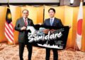 Shinjiro Koizumi menyerahkan cenderamata gambar kapal pemusnah tentera Jepun, Samidare kepada Mohamed Khaled Nordin sempena lawatan Menteri Pertahanan itu ke Jepun.