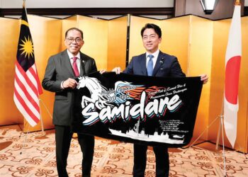 Shinjiro Koizumi menyerahkan cenderamata gambar kapal pemusnah tentera Jepun, Samidare kepada Mohamed Khaled Nordin sempena lawatan Menteri Pertahanan itu ke Jepun.