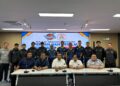 SUMALI (duduk dua dari kiri) bersama barisan pemain dan pegawai ketika majlis menandatangani perjanjian penaja KL Thunder dan Thai Charoen di Akademi Sepaktakraw Malaysia pada Selasa.