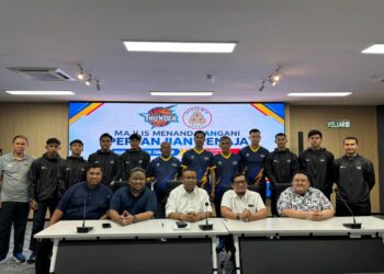 SUMALI (duduk dua dari kiri) bersama barisan pemain dan pegawai ketika majlis menandatangani perjanjian penaja KL Thunder dan Thai Charoen di Akademi Sepaktakraw Malaysia pada Selasa.