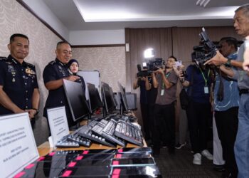 MOHD. Alwi Zainal Abidin (dua dari kiri) menunjukkan barang yang dirampas selepas serbuan terhadap sindiket penipuan perjudian dalam talian di Kamunting, Taiping pada Selasa lalu dalam sidang akhbar di IPK Perak di Ipoh hari ini.
