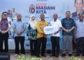 M. KULASEGARAN (tiga dari kanan) menyampaikan bantuan khas kepada penerima pada Program Madani Kita 2026 Bersama Komuniti Buntong di Dewan Orang Ramai Kampung Tersusun Jalan Sungai Pari, Ipoh hari ini.