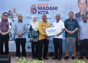 M. KULASEGARAN (tiga dari kanan) menyampaikan bantuan khas kepada penerima pada Program Madani Kita 2026 Bersama Komuniti Buntong di Dewan Orang Ramai Kampung Tersusun Jalan Sungai Pari, Ipoh hari ini.